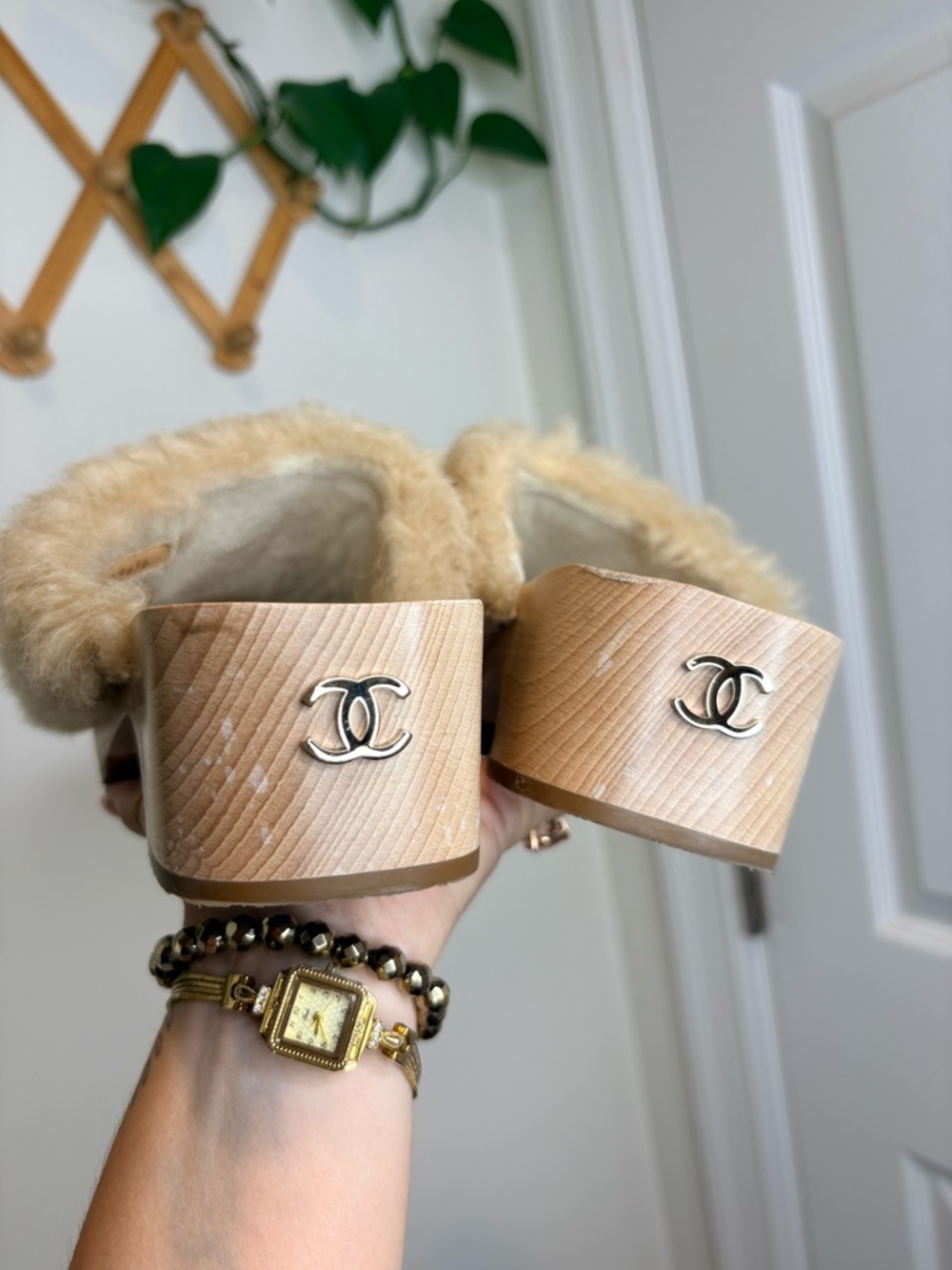 CHANEL 2022 Beige Shearling Lambskin Clogs - Picture 4 of 9